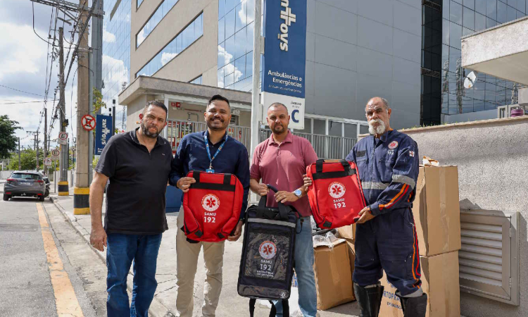SAMU de São Caetano recebe doação de bolsas e mochilas para resgate do Hospital São Luiz
