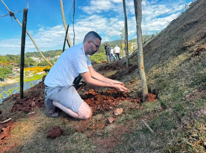 Área degradada no Parque Miami, em Santo André é reflorestada